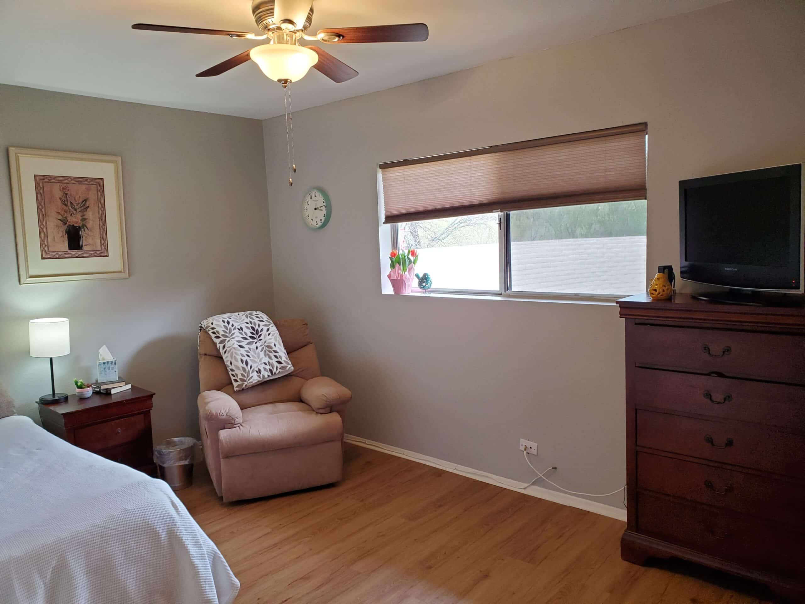 Bedroom with single bed